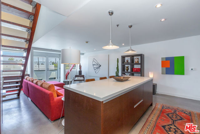 615 Hampton Drive, Venice CA: https://media.crmls.org/mediaz/ceb3772d-0e2d-4042-8af0-ee56760aace7.jpg