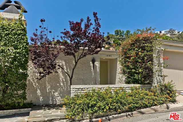 1591 Sunset Plaza Drive, Los Angeles CA: https://media.crmls.org/mediaz/ceb38d7d-d092-408f-bba8-eefe6fcfb0ed.jpg