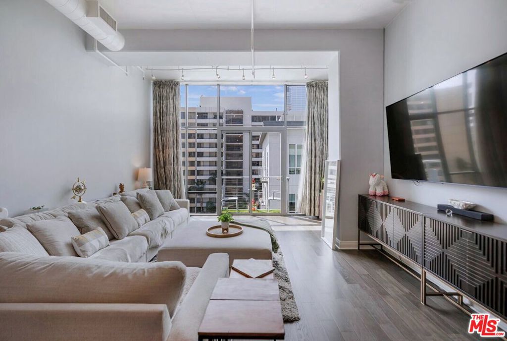 645 W 9th Street #740