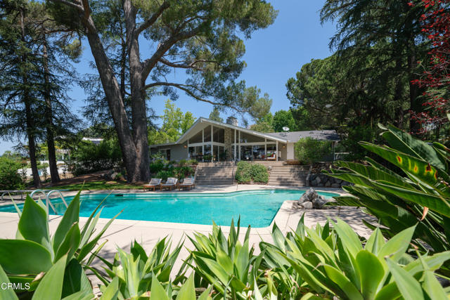 5445 La Crescenta Avenue, La Crescenta CA: https://media.crmls.org/mediaz/ceb4b72a-b312-4dff-9fb5-734d545060b8.jpg