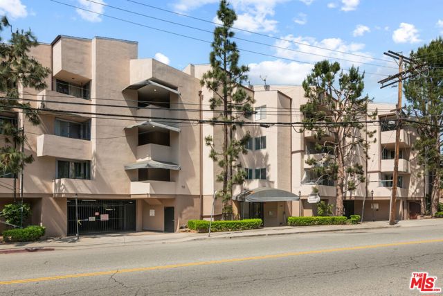 725 S Barrington Avenue, Los Angeles CA: https://media.crmls.org/mediaz/ceb5080c-5891-4cee-aa6c-3d40594204f5.jpg