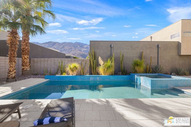1065 Dane Drive, Palm Springs CA: https://media.crmls.org/mediaz/ceb56753-8af3-4393-b850-3f670cce5548.jpg