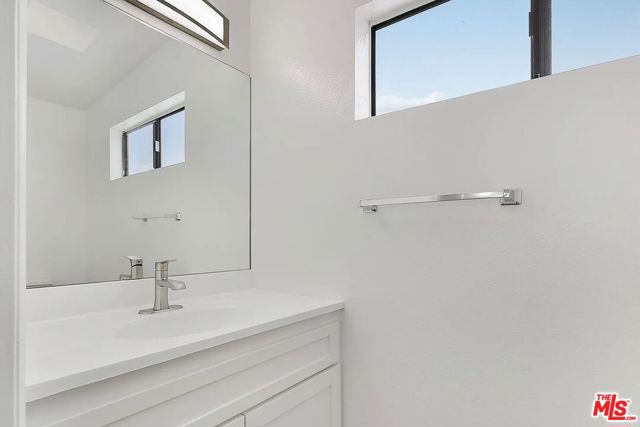 3763 S Bentley Avenue, Los Angeles CA: https://media.crmls.org/mediaz/ceb5dd7e-aa2f-4b4e-9240-86c9e9f02805.jpg