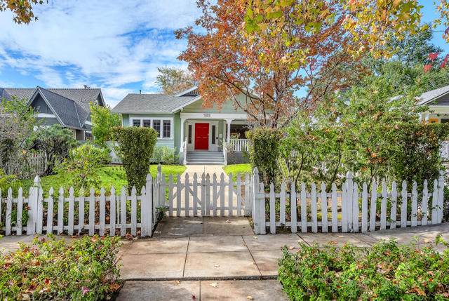 1403 N Orange Grove Avenue, West Hollywood CA: https://media.crmls.org/mediaz/ceb617e7-164c-4577-b87a-7872401020ca.jpg