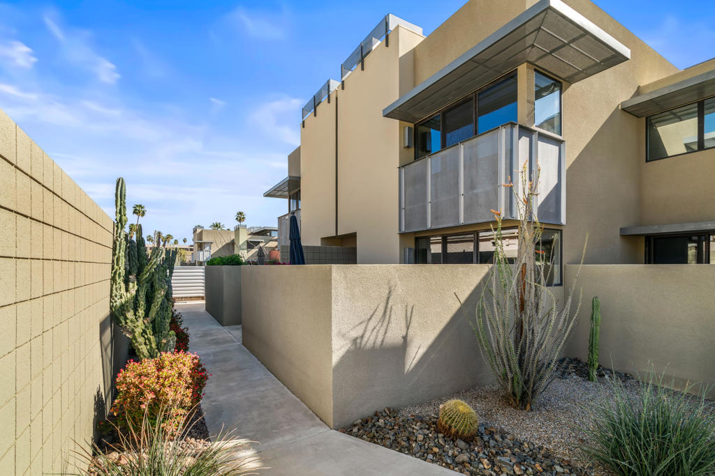 671 E Arenas Road