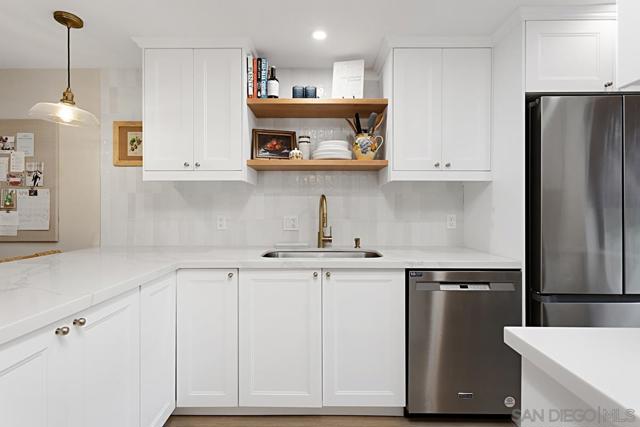 2383 Altisma Way, Carlsbad CA: https://media.crmls.org/mediaz/ceb783cb-da22-44da-967a-8d73fa0e7afe.jpg