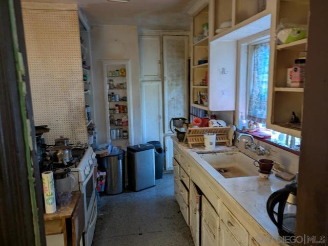 815 Reed Avenue, San Diego CA: https://media.crmls.org/mediaz/ceb80b0e-8822-42c8-aca3-d5b318c271fc.jpg