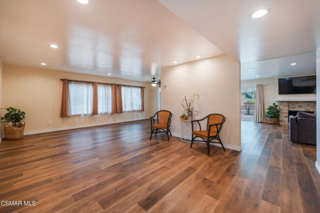 2705 N Broadmoor Avenue, Simi Valley CA: https://media.crmls.org/mediaz/ceb8ee07-9cea-448b-865d-edede8986574.jpg