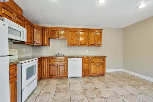 25 Phillips Ct, Tracy CA: https://media.crmls.org/mediaz/ceb92e0f-f22a-4794-922a-17afa5bcfdf2.jpg