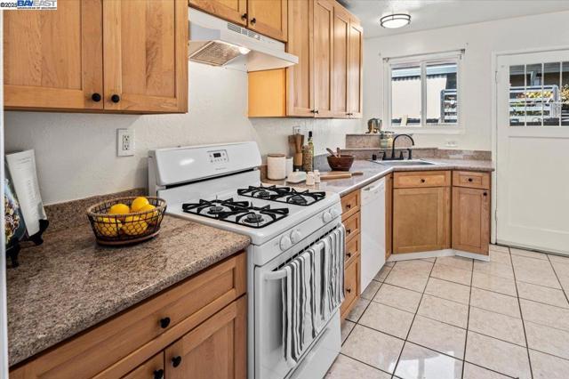 1042 Georgean St, Hayward CA: https://media.crmls.org/mediaz/ceba7c46-d1d4-4472-a9e7-3fdf2bbc9fad.jpg