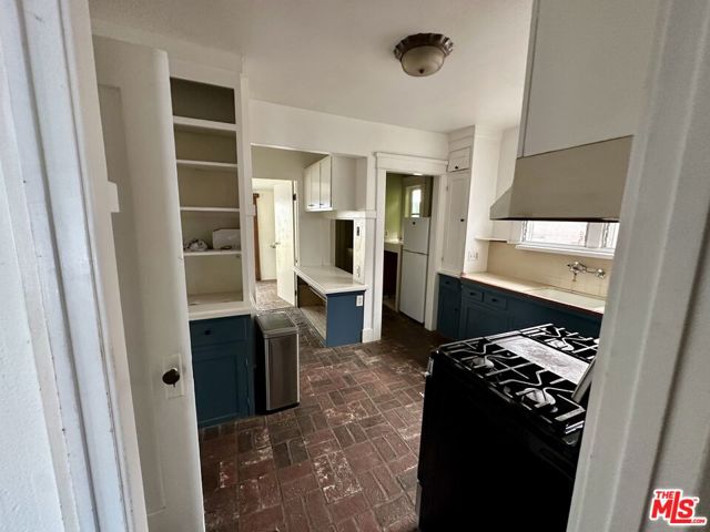 6425 E Ocean Boulevard, Long Beach CA: https://media.crmls.org/mediaz/ceba8570-9569-466a-8453-2e416a9293f9.jpg