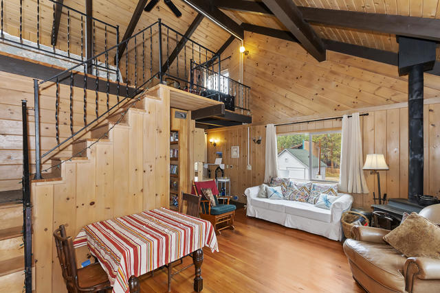 102 E Country Club Boulevard, Big Bear CA: https://media.crmls.org/mediaz/cebaa6d7-55f6-4e2a-a50c-25a2f03a0a42.jpg