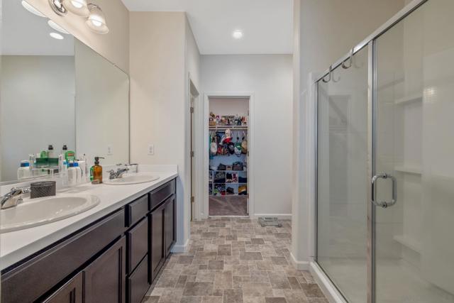 495 Pearl Dr, Lemoore CA: https://media.crmls.org/mediaz/cebb5907-e354-46e7-b0fd-00fdaff0e116.jpg