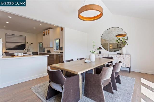 316 Village View Ct, Orinda CA: https://media.crmls.org/mediaz/cebbbe54-13d0-4561-9b7f-43426b545fb6.jpg
