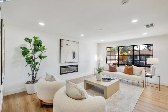 1575 Via Lucas, San Lorenzo CA: https://media.crmls.org/mediaz/cebbc913-b749-491c-896a-0f41f00d2500.jpg
