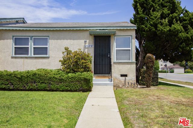 2598 Amherst Ave, Los Angeles CA: https://media.crmls.org/mediaz/cebbdfdb-c446-458f-bdc8-92b06b3013db.jpg