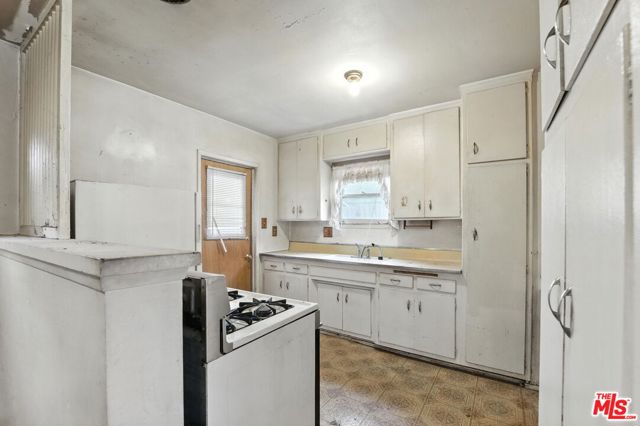 8753 Vans Street, Paramount CA: https://media.crmls.org/mediaz/cebda0cd-6f22-4570-9e51-0e37efd8e8d0.jpg