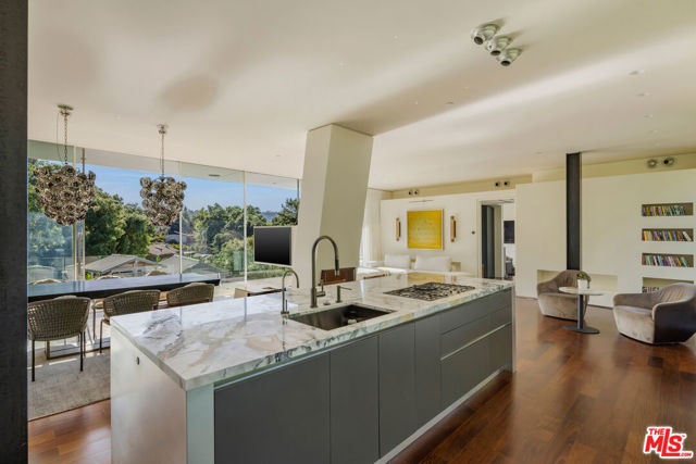 9727 Oak Pass Road, Beverly Hills CA: https://media.crmls.org/mediaz/cebdeaf8-cb2a-487e-bab1-96abb12b26d5.jpg