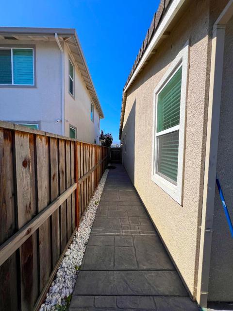 1460 Waterwheel Lane, Hollister CA: https://media.crmls.org/mediaz/cebeb7e1-f861-44bc-b1f3-74b90bf432dc.jpg