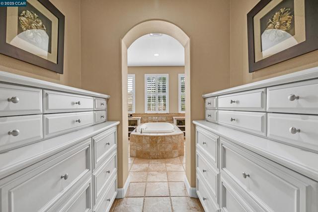 2222 Creekview Pl, Danville CA: https://media.crmls.org/mediaz/cebfa347-8b97-4e23-8353-dc66d12bf940.jpg