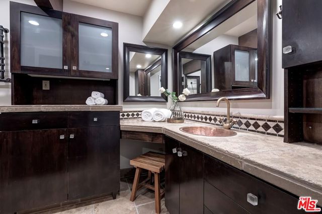 3201 Maplewood Avenue, Los Angeles CA: https://media.crmls.org/mediaz/cec13084-e857-4691-bb11-b442051cf123.jpg