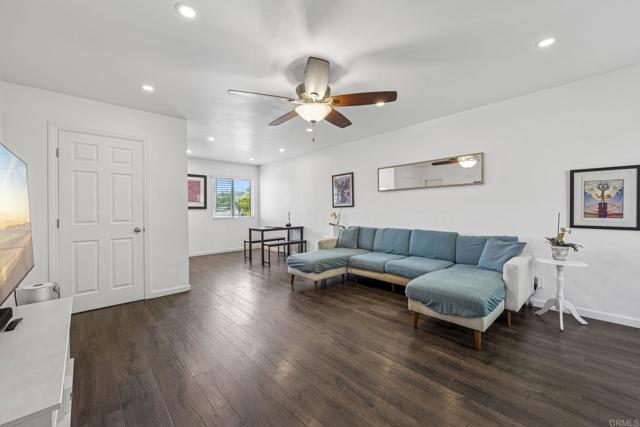 955 Postal Way, Vista CA: https://media.crmls.org/mediaz/cec15a5b-de69-4f8d-93eb-32ab0d84799b.jpg