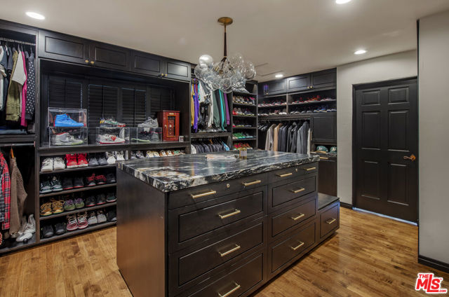 2820 Westshire Drive, Los Angeles CA: https://media.crmls.org/mediaz/cec18d70-747c-4173-96a2-62ac9a7d5448.jpg