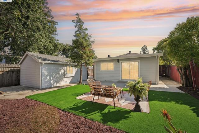 431 Alameda De Las Pulgas, Redwood City CA: https://media.crmls.org/mediaz/cec2fbd8-0576-44a4-a059-77bc6c6a80db.jpg