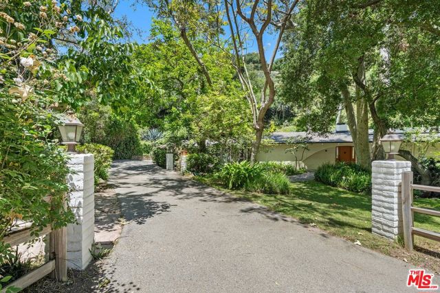 1818 Old Ranch Road, Los Angeles CA: https://media.crmls.org/mediaz/cec30d88-d2e4-4d70-baf8-6f015205630f.jpg