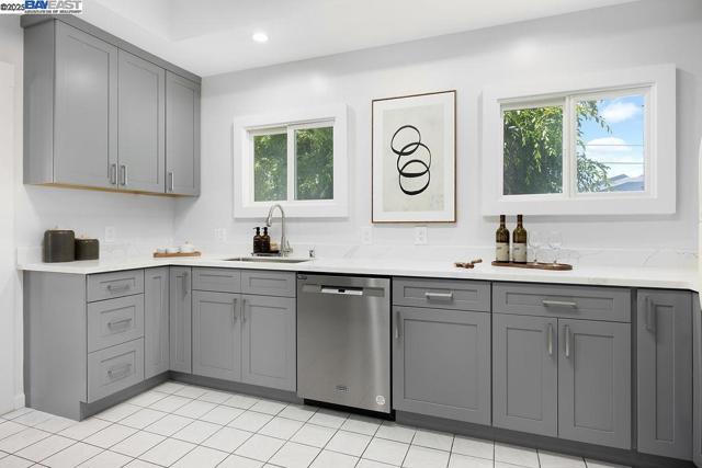 300 Somerset St, San Francisco CA: https://media.crmls.org/mediaz/cec43794-584b-4c16-b2a1-1525df9cac73.jpg