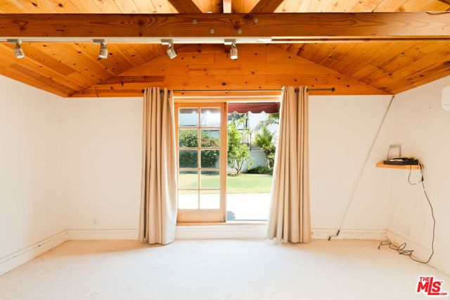 315 26th Street, Santa Monica CA: https://media.crmls.org/mediaz/cec458ab-27b4-4bcf-88d3-eab6212aa862.jpg