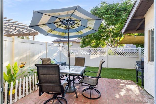220 Eveningside Gln, Escondido CA: https://media.crmls.org/mediaz/cec5f215-4a3d-4aab-a563-ec9b715a5041.jpg