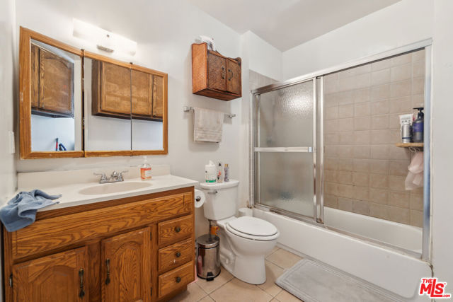 1946 S La Salle Avenue, Los Angeles CA: https://media.crmls.org/mediaz/cec63849-7b04-44c1-9efd-c7835993342e.jpg