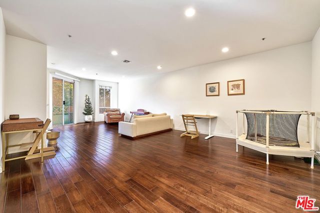 333 Westminster Avenue, Los Angeles CA: https://media.crmls.org/mediaz/cec6594a-ad20-4a9e-9acc-758efdae5316.jpg