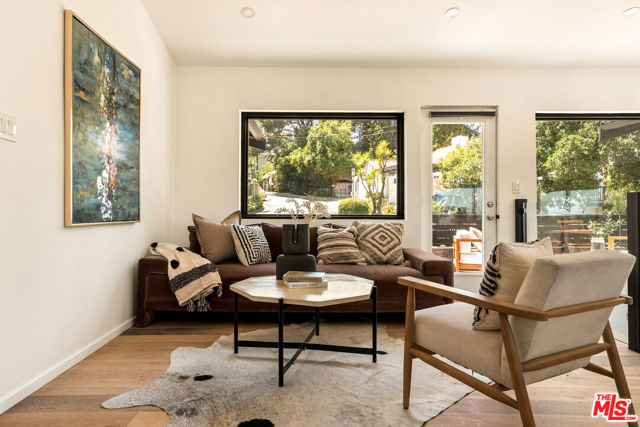 11587 Sunshine Terrace, Studio City CA: https://media.crmls.org/mediaz/cec700c0-adc5-4af0-8598-135ee58626b2.jpg