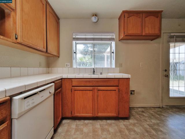 4212 Dunster Drive, Salida CA: https://media.crmls.org/mediaz/cec734bb-cab5-492d-aaff-4dd9675ffd65.jpg