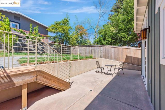6815 Paso Robles Dr, Oakland CA: https://media.crmls.org/mediaz/cec7b87e-800d-4d62-8ce0-b8976f3fe06a.jpg