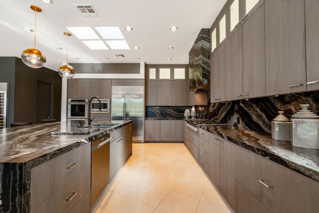 108 Waterford Circle, Rancho Mirage CA: https://media.crmls.org/mediaz/cec7bce9-f77a-46b2-86b5-46db5c59f3d2.jpg