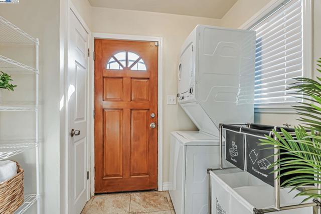 10500 Byron Ave, Oakland CA: https://media.crmls.org/mediaz/cec7f931-c875-4ea7-a183-01844148c7a8.jpg