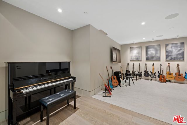1410 Georgina Avenue, Santa Monica CA: https://media.crmls.org/mediaz/cec83359-29df-48b7-a1b8-faedb083817c.jpg