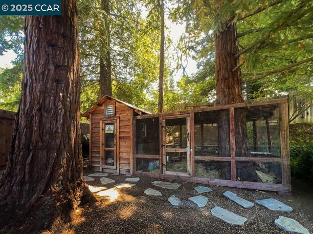 14 Mt Eden Pl, Clayton CA: https://media.crmls.org/mediaz/cec86fe6-6d19-4943-bd21-69f2305da70e.jpg