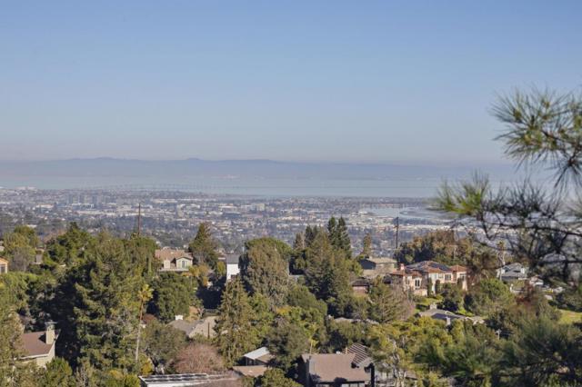 560 California Way, Woodside CA: https://media.crmls.org/mediaz/cec8a2ce-8d5a-408f-af82-a6c17d3d6c22.jpg