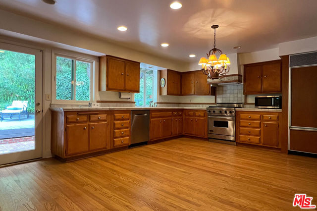 2325 Banyan Drive, Los Angeles CA: https://media.crmls.org/mediaz/cec911cb-3481-46d4-9e1f-ca9af98c505b.jpg