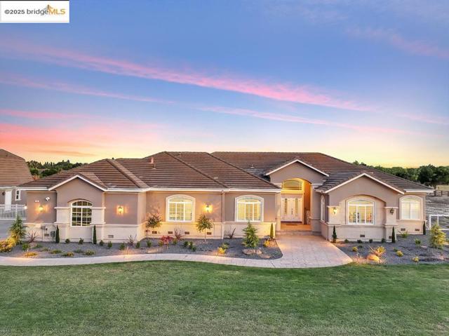 430 Ellisa Ln, Brentwood CA: https://media.crmls.org/mediaz/cec9c81f-e90e-464c-b52b-9340d7efc390.jpg