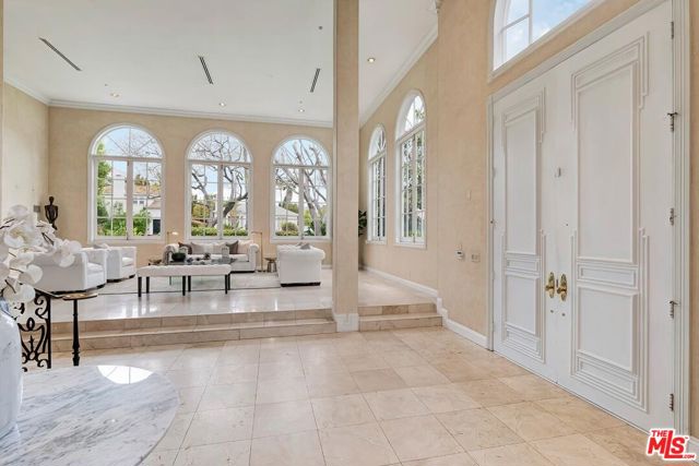 110 N Oakhurst Drive, Beverly Hills CA: https://media.crmls.org/mediaz/cec9e8a4-c758-490a-9865-b3c632e0d8d6.jpg