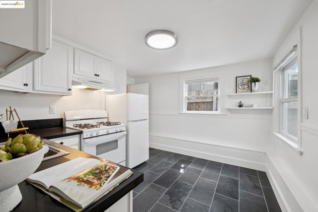 3116 Harrison St, Oakland CA: https://media.crmls.org/mediaz/cecb2e24-b6ed-4f83-878d-8330fe4bcb0e.jpg