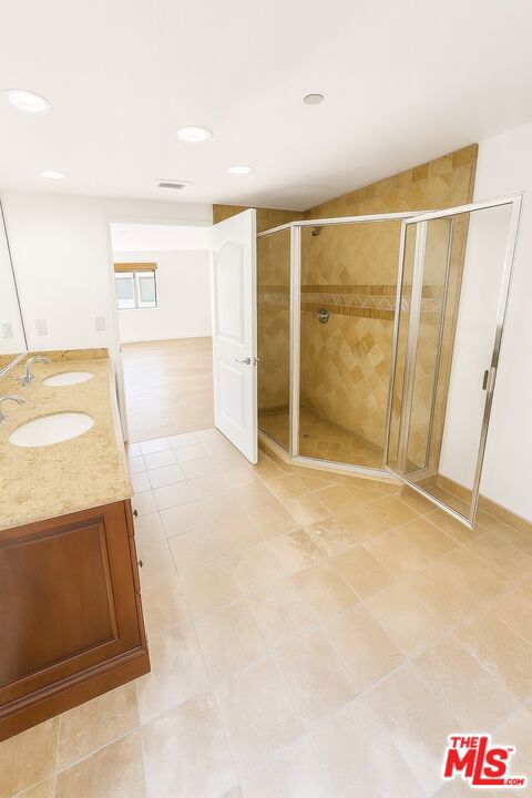 1146 HACIENDA Place, West Hollywood CA: https://media.crmls.org/mediaz/cecb5ae1-d40d-4456-a9f5-bb946674ae25.jpg