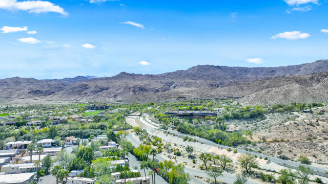 39 Country Club Drive, Palm Desert CA: https://media.crmls.org/mediaz/cecc537d-2668-4e1a-a4fa-8078439cb5ff.jpg