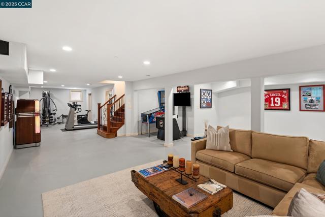 2540 Caballo Ranchero Dr, Diablo CA: https://media.crmls.org/mediaz/ceccea4b-d26c-4e4a-8d2f-58084930e5a8.jpg
