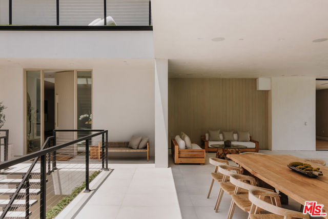 260 S Canyon View Drive, Los Angeles CA: https://media.crmls.org/mediaz/cecd3bd4-b800-4953-9fc3-d9a6f60db3f4.jpg